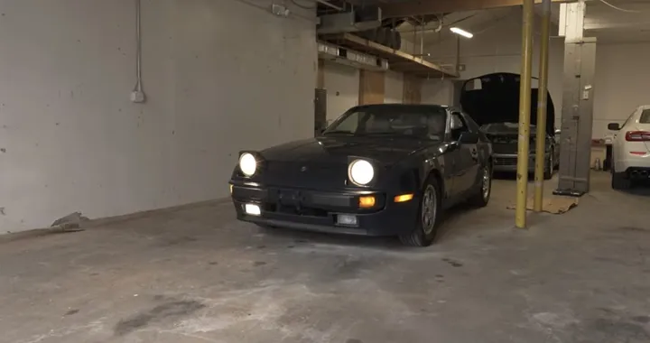 Una Porsche 944 del 1988 ferma per 17 anni viene riportata in vita