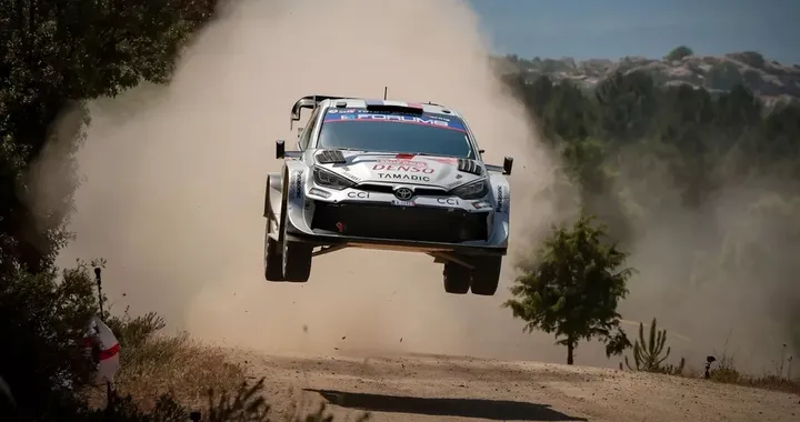 Sebastien Ogier trionfa al Rally Italia Sardegna 2025 con la Toyota GR Yaris