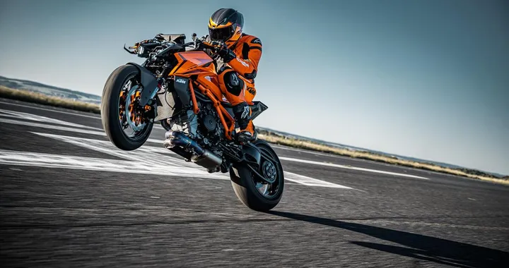 KTM 1390 Super Duke R ed R Evo 2024: svelate le nuove naked da 190 CV [FOTO e VIDEO]