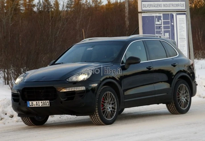 Porsche Cayenne: foto spia del restyling