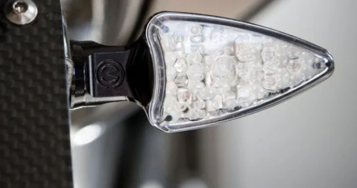 Moto Corse: frecce Syencro a led omologate
