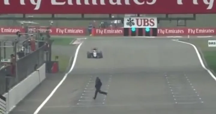 GP Cina F1: tifoso invade la pista [Video]
