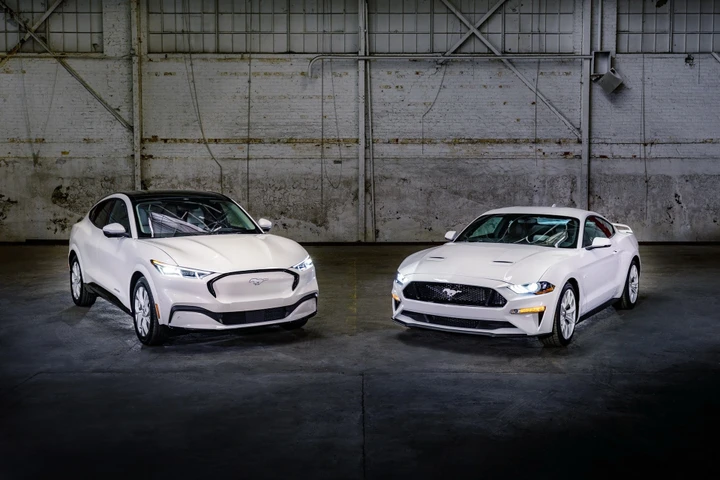 Ford Mustang Coupé e Mustang Mach-E Ice White Edition