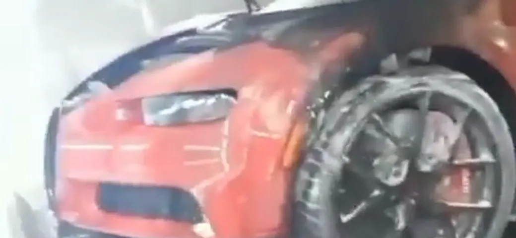 Una Bugatti Chiron va a fuoco (doloso) in un garage di Miami [Video]