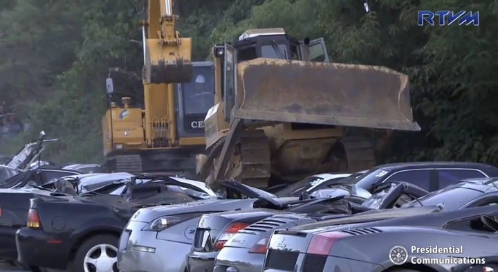Filippine: 69 auto di lusso distrutte col bulldozer
