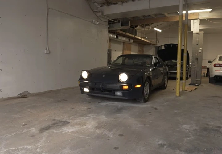 Una Porsche 944 del 1988 ferma per 17 anni viene riportata in vita