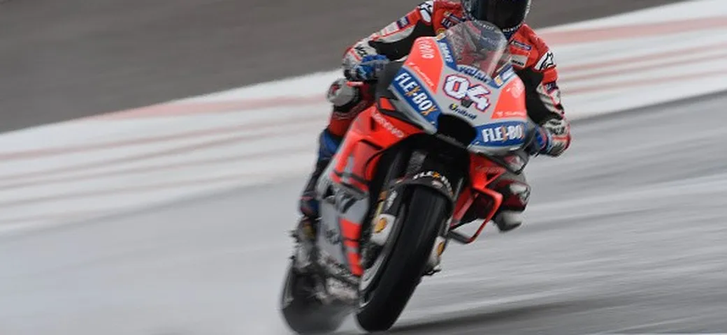 MotoGP: Dovi-Ducati, trionfo nel diluvio su Rins e Espargarò. Rossi-show ma ko!