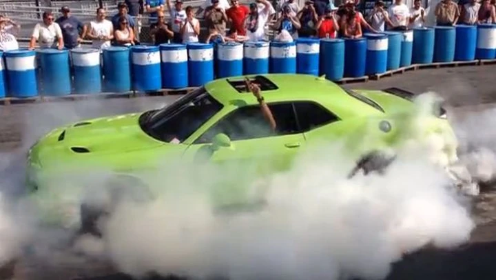 Dodge Challenger SRT Hellcat: il burnout è dell'amministratore delegato