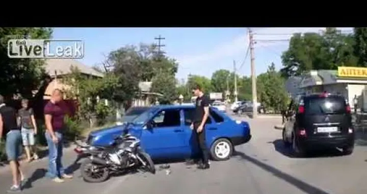 In due in scooter, niente casco, pantaloncini e infradito. Contro una macchina [Video]