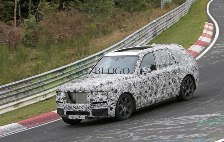 Rolls Royce Cullinan: foto spia al Nurburgring