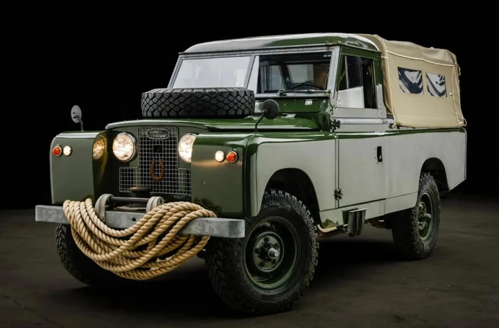 La Land Rover di James Bond venduta all’asta: c'è un messaggio al nuovo proprietario