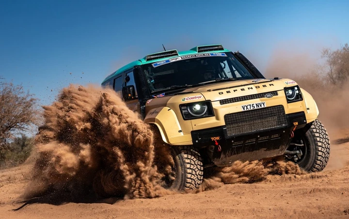 Defender Rally sbarca in Africa: la D7X-R sfida il deserto del Marocco