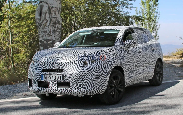 Peugeot 3008 2016: foto spia su strada