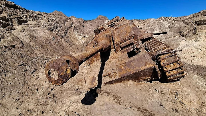 Uno StuG III emerge dalla sabbia dopo oltre 80 anni: il recupero sorprende gli esperti