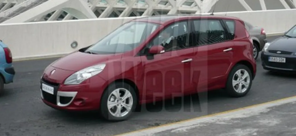 Nuova Renault Scenic: prime immagini senza camuffature