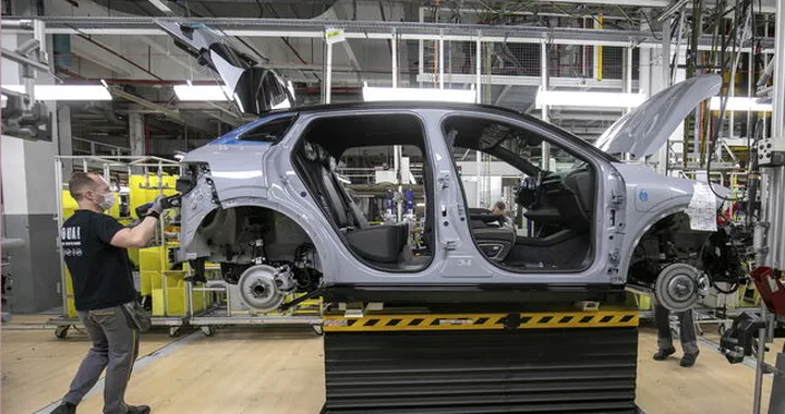 Auto elettriche, la Francia è lontana dall'obiettivo: produzione ferma a un terzo