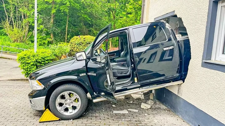 Grosso pick-up sfonda il muro di casa: no, non siamo negli USA