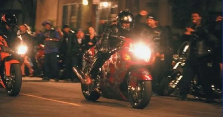 Milano: C.so Sempione teatro di una gara notturna tra motociclisti