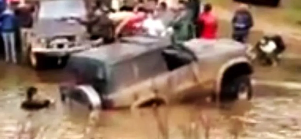 Fuoristrada impantanato video: l'Epic Win è nel fiume