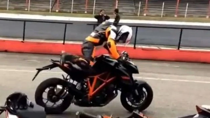 KTM 1290 Super Duke R: le bastano pochi secondi per punire gli imprudenti [Video]