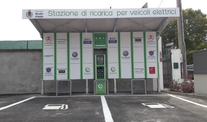 Basta ricarica gratuita per auto elettriche: costa troppo per il Comune
