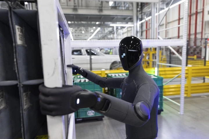 BMW contro le dark factory cinesi: due modelli diversi per costruire l'auto del futuro