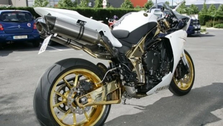 Una Yamaha R1 in oro 24 carati da 80.000 euro