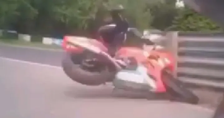 Cade prima di entrare in pista [Video]