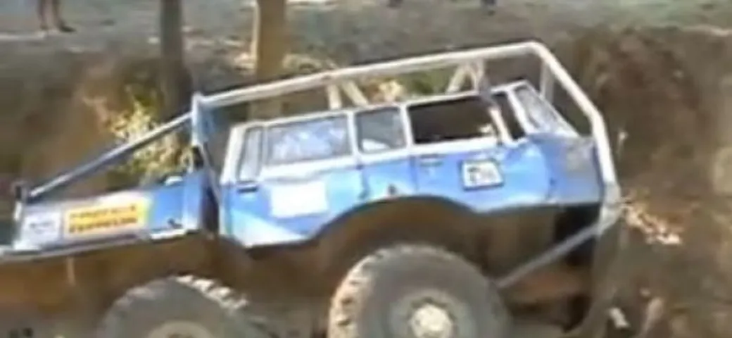 L'autocarro scivola su se stesso. L'Epic Fail è... a metà