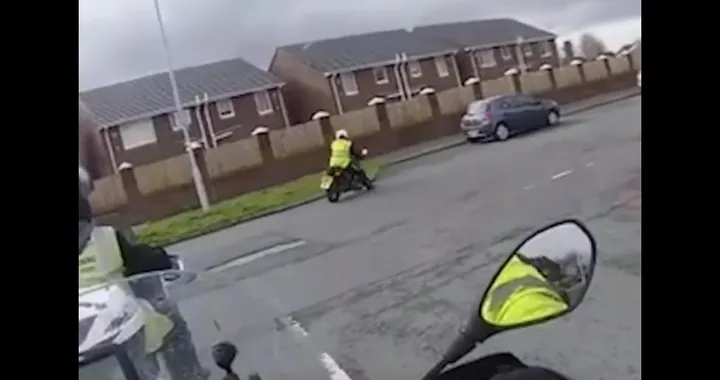Motociclista imbranato colpisce auto in sosta [Video]