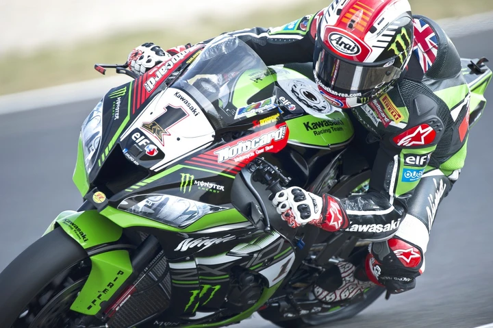 SBK sott’acqua al Lausitzring: Rea (Kawasaki) trionfa in Gara 2 e ipoteca il mondiale. Risorge De Angelis (Aprilia). Ducati non ripete l’exploit di Gara1