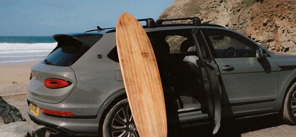 Bentley presenta una tavola da surf in legno Koa: trionfo di 