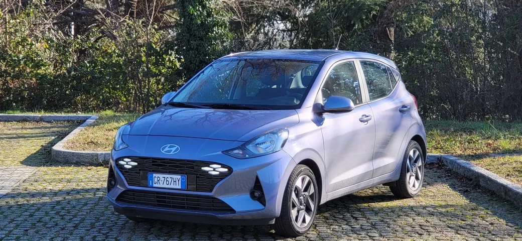Hyundai i10 2024: piccola citycar, grande anima. Caratteristiche e PROVA SU STRADA