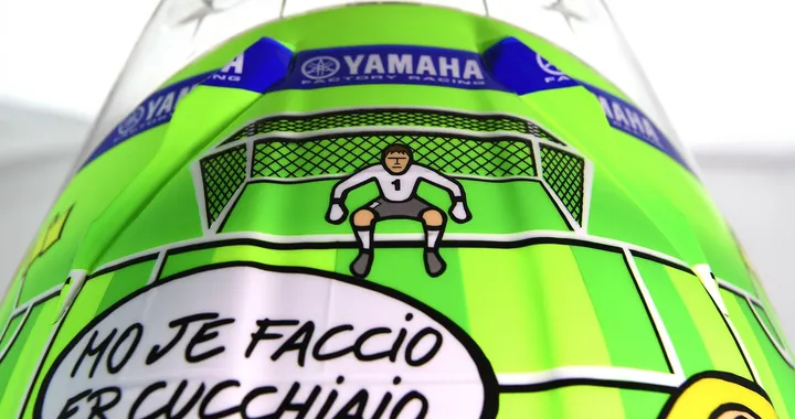 'Mo je faccio er cucchiaio' Valentino Rossi dedica il casco a Totti