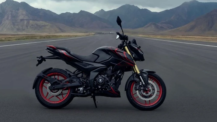 Bajaj porta i display TFT sulle moto economiche: cosa cambia