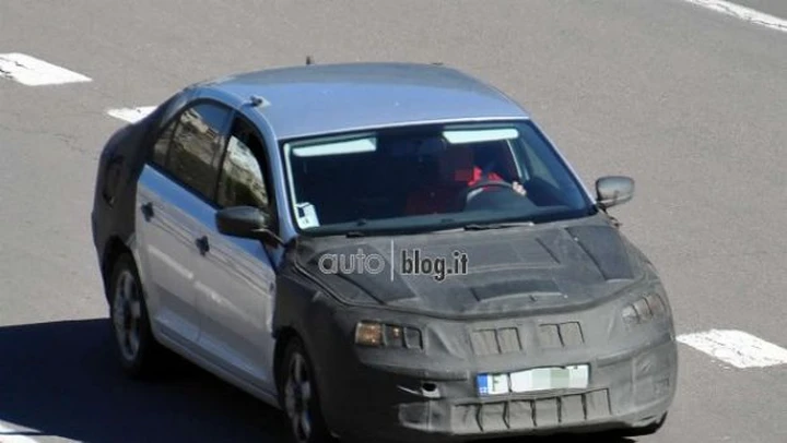 Foto spia della nuova berlina media Skoda Rapid