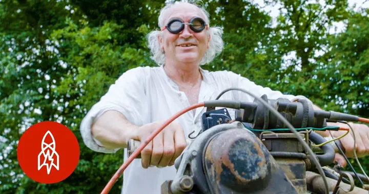 This Man Turned a Car Into a Motorbike to Escape the Desert