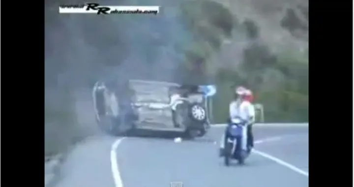 Una Peugeot sbanda, si ribalta e sfiora due motociclisti [Video]