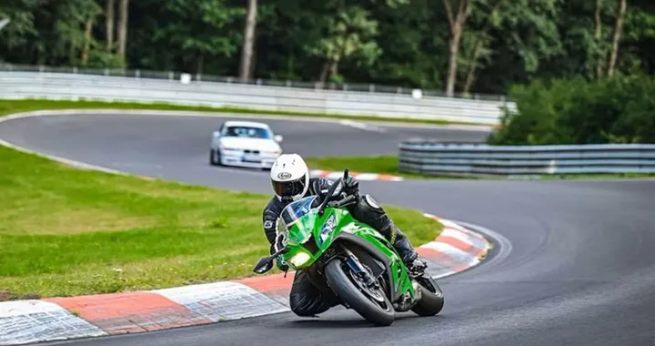Nürburgring: stop alle moto nel tempio della velocità, la decisione che fa discutere