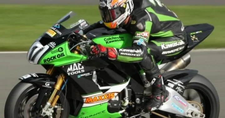 Simon Andrews torna in BSB con Kawasaki e debutta al Tourist Trophy con BMW