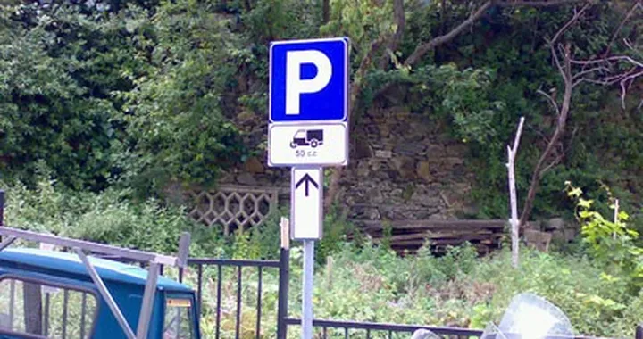 Cartelli ambigui: parcheggio ape