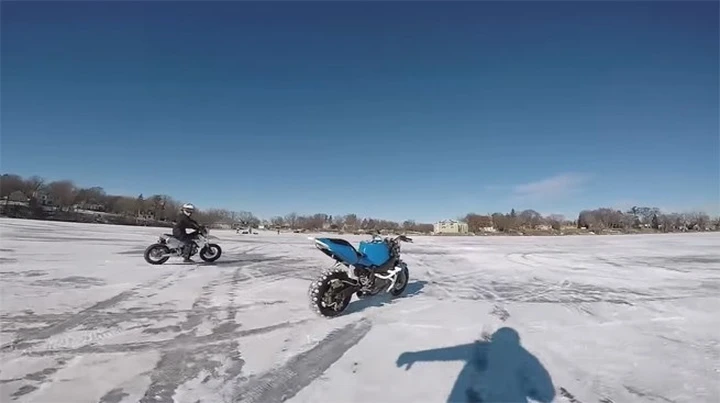 Moto indemoniata sul lago ghiacciato [Video]