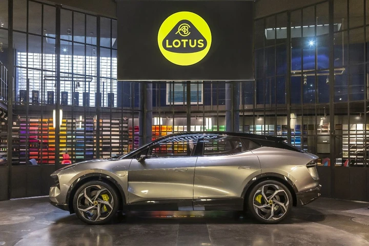Lotus Eletre: il SUV elettrico svelato a Milano
