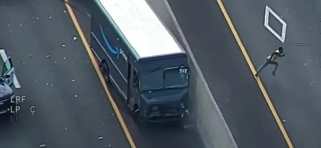 Ruba furgone Amazon e fa l'autoscontro: arrestato [Video]