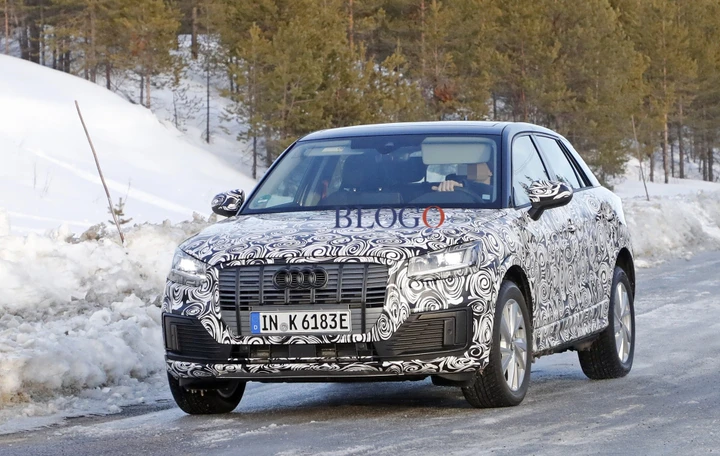 Audi Q2 e-tron: foto spia su strada del SUV elettrico