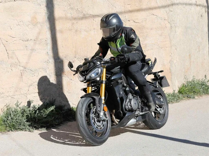 Triumph Street Triple 765 RS: foto spia del modello 2023 o versione più raffinata?