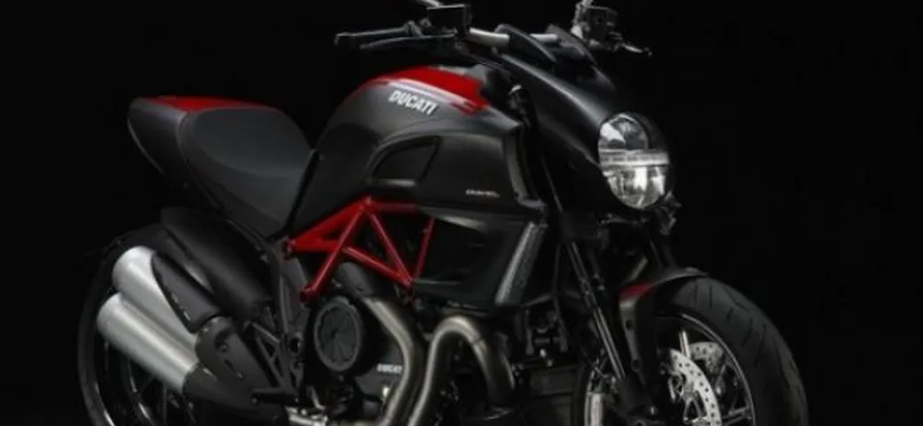 Ducati a Verona con l’intera gamma 2011 compresa la Desmosedici GP11 di Rossi e la Diavel “Diamond Black”