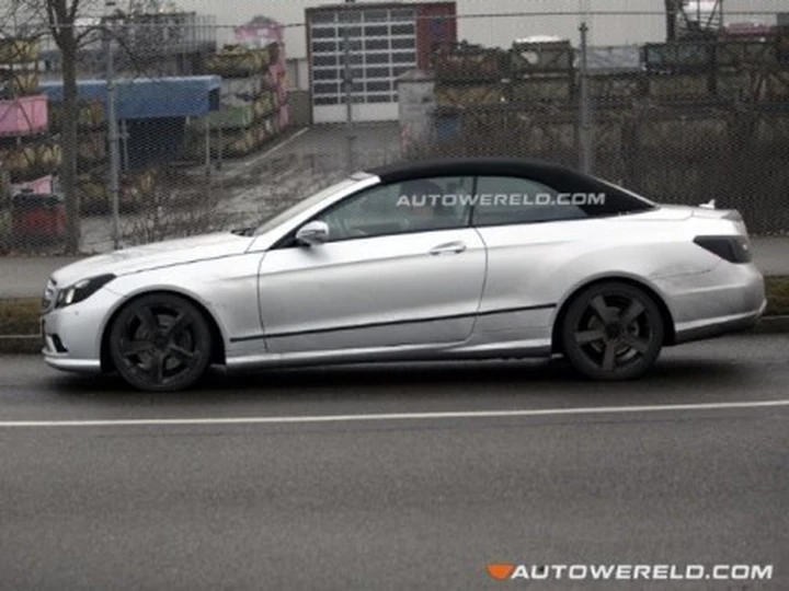 Clamorose foto spia: la Mercedes Classe E Cabriolet avrà il tetto in tela!