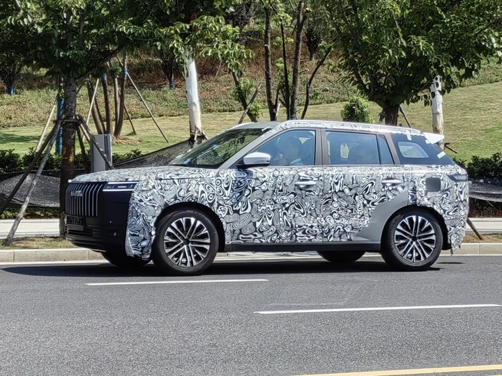 Jaecoo J5, prime foto spia del SUV pensato per i giovani