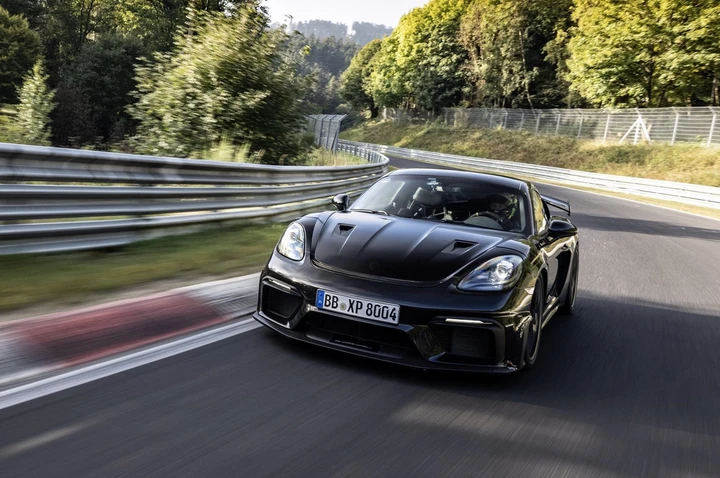 Porsche 718 Cayman GT4 RS: ultimi collaudi e record al Nurburgring